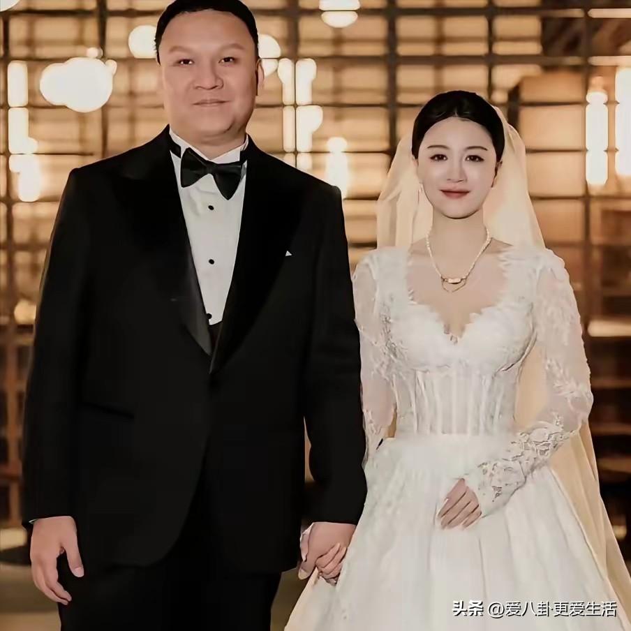 这么恩爱的两个人也离婚了。
李嘉格在中国好声音上一战成名以后，就嫁给了爱奇艺的副