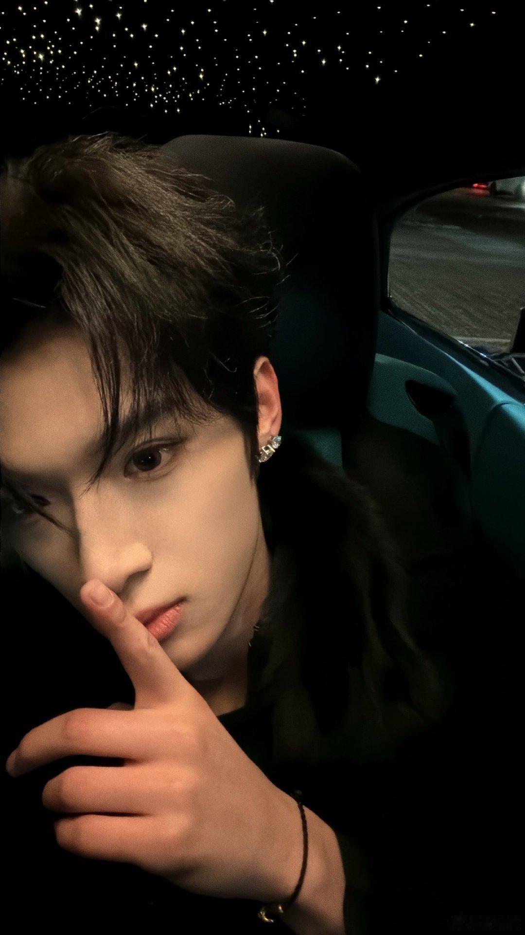 张峻豪双眼皮浅发一下帅哥 