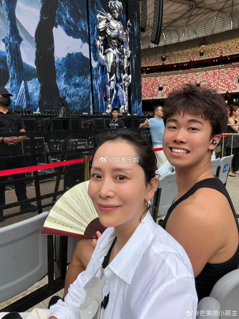 这是长的放飞自我了吗跟小时候不像了，阳光少年，身材也太好了！海清儿子近照图片来源