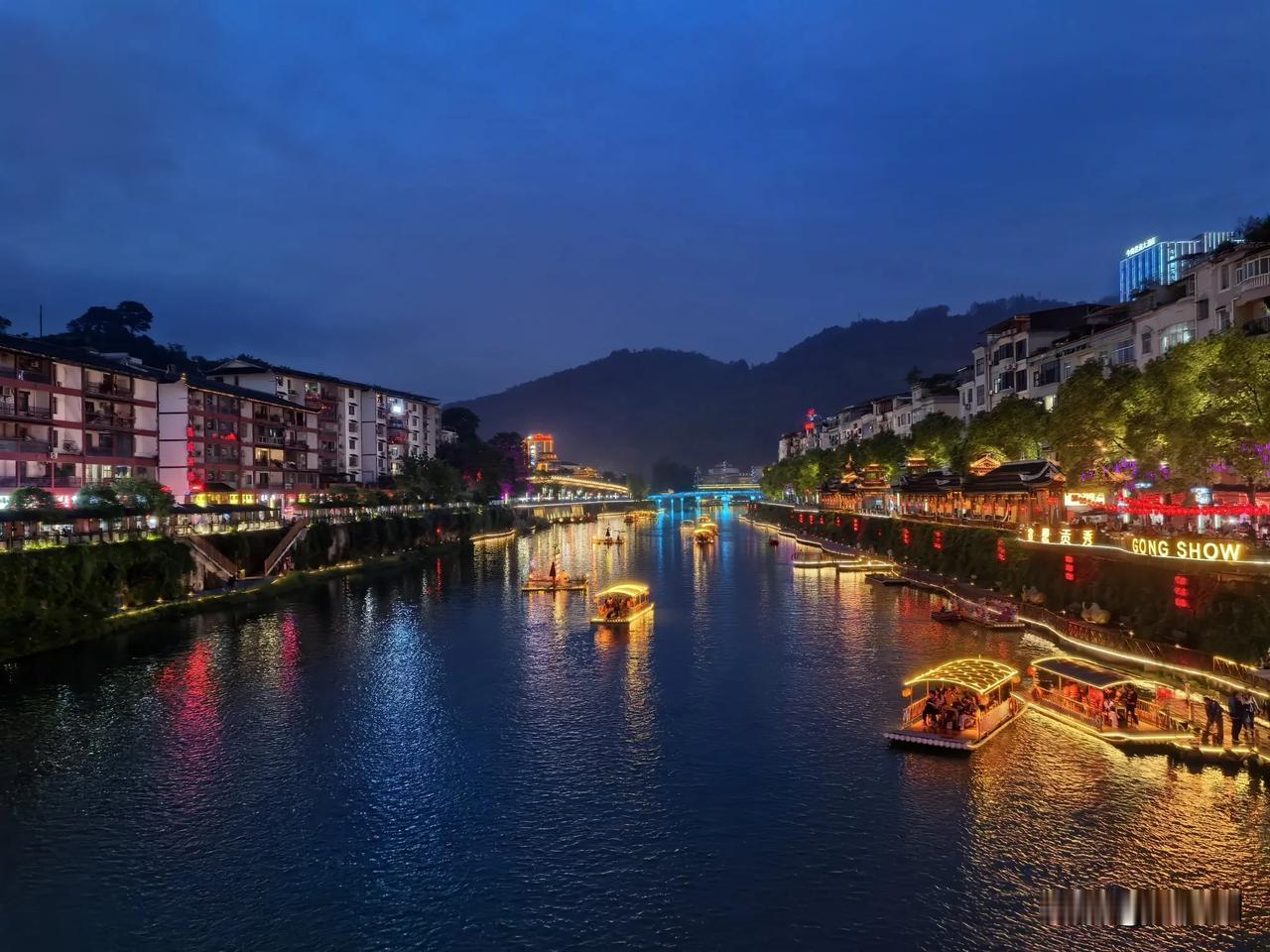 鹧鸪天·宣恩贡水河夜景掠影
（2025年5月4日）
危崖列戟刺云空，霓灯摇影水晶