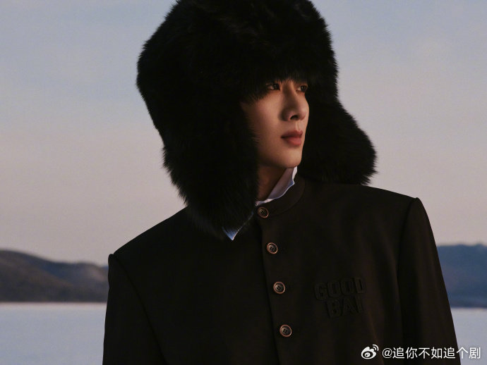 白敬亭活动图也离不了帽子 白敬亭走到哪戴到哪，微博之夜大棉帽造型封神，帽子直接成