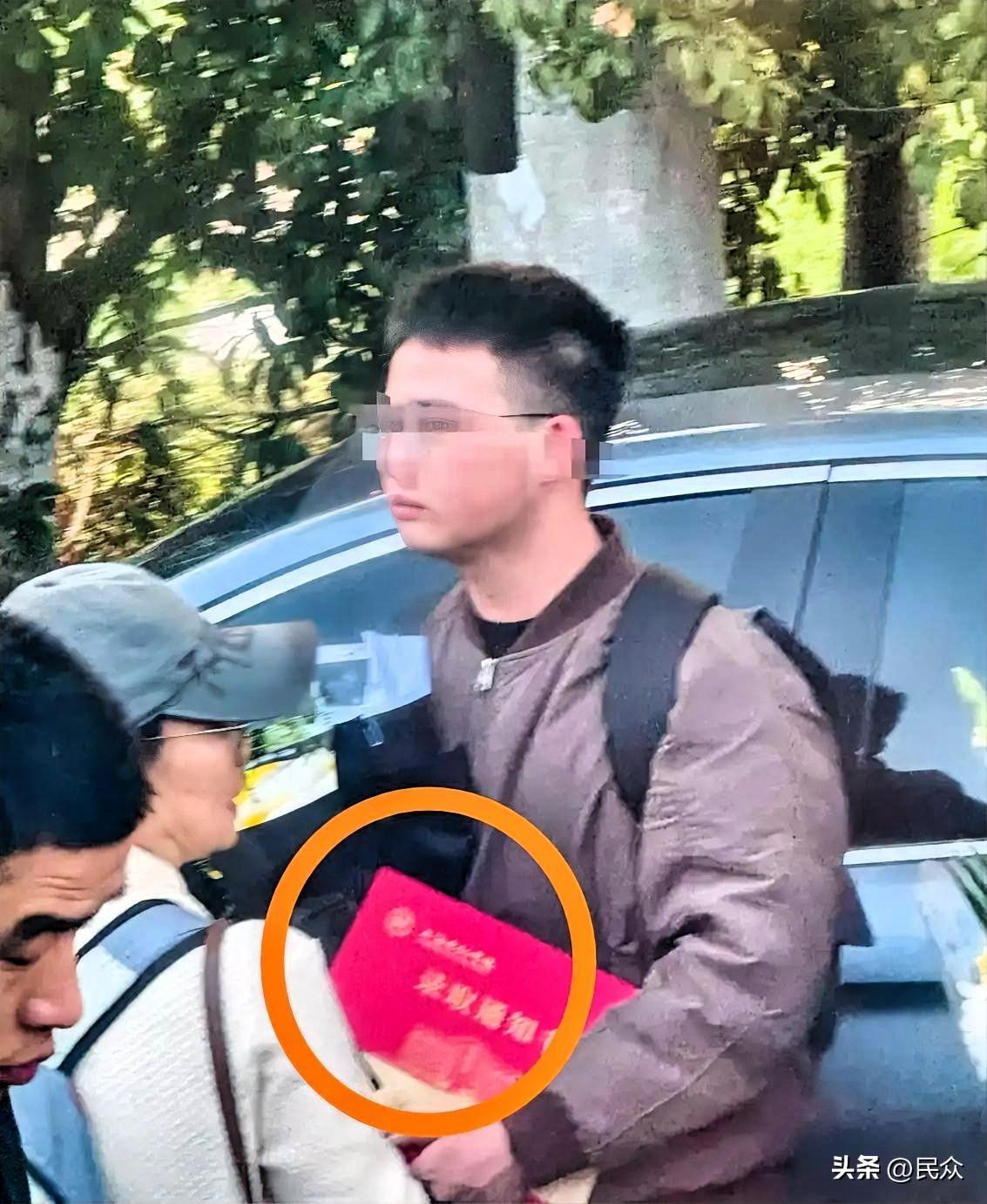 满屏的长队里，最扎眼的根本不是送行的老者。

而是那一双双通红的眼，和死死抱在胸