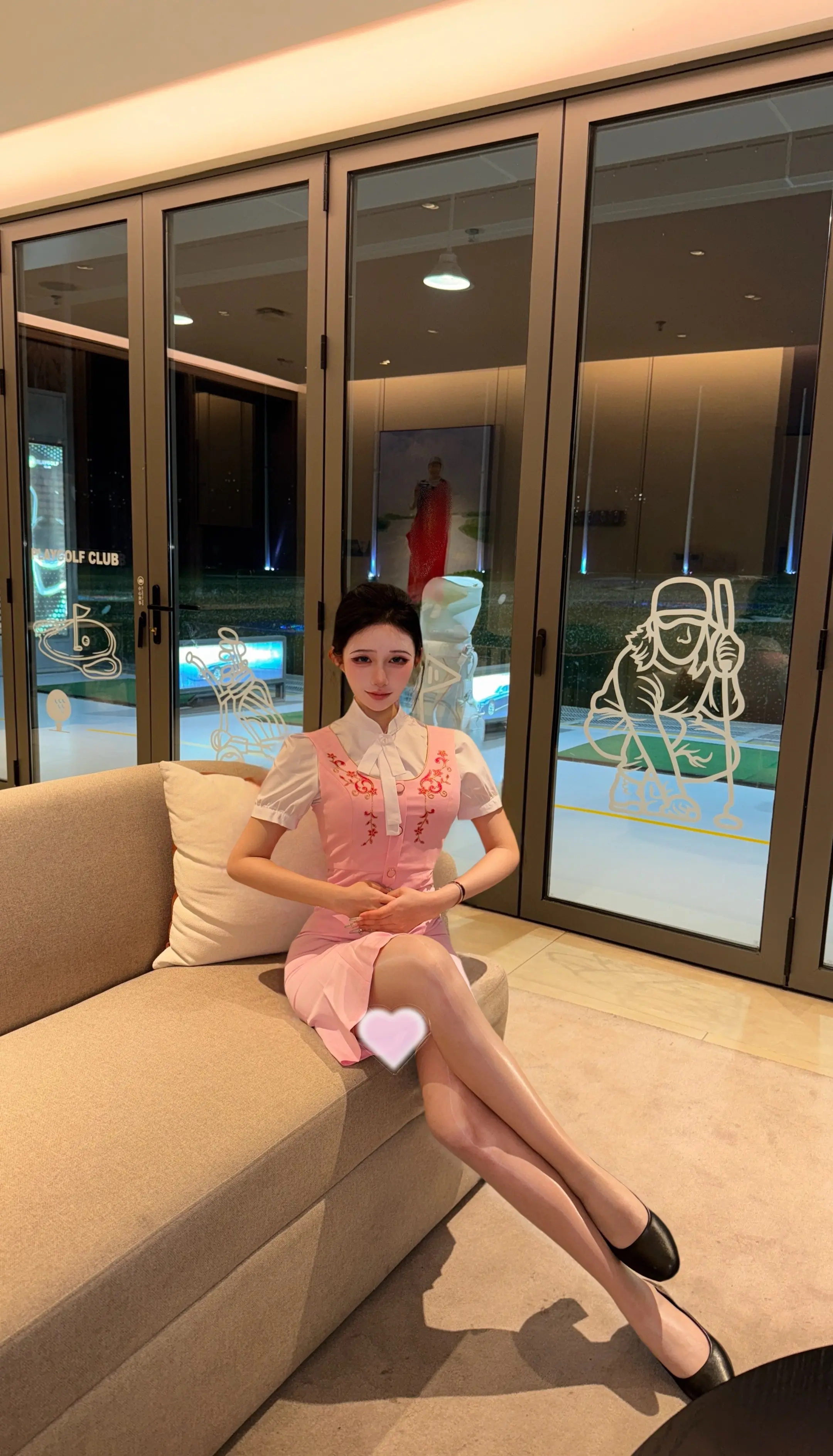 不是网上的电子恋人 是远在异地的爱妻。