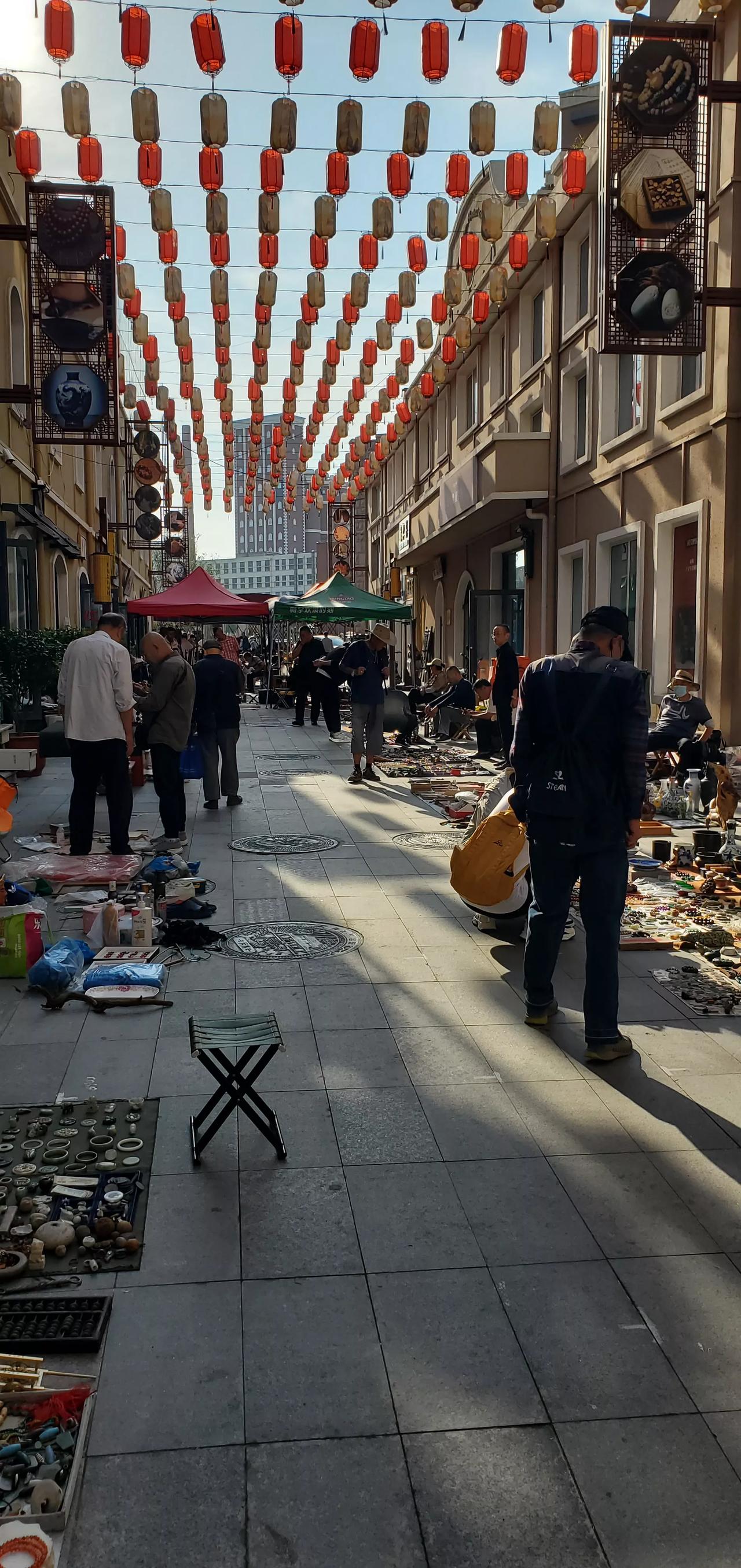 王铎：今天的辽宁路文化市场很热闹

朋友们，今天的青岛市辽宁路文化市场，确实很热