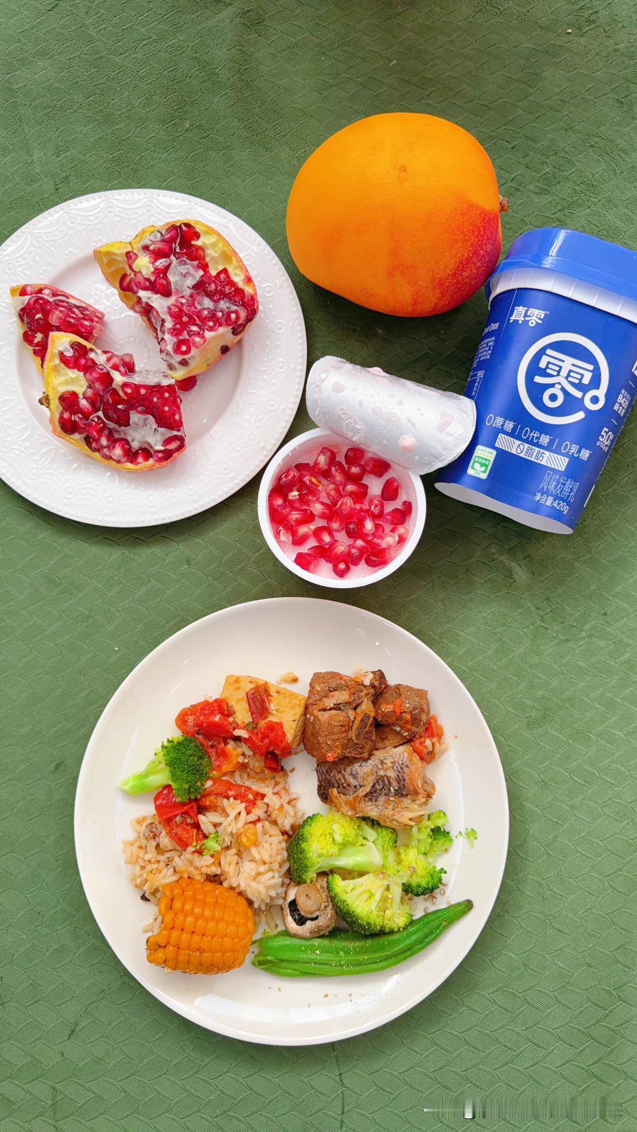 玉米米饭，蒸秋葵西兰花蘑菇，番茄豆腐排骨，鲈鱼一块。希腊酸奶突尼斯软籽石榴。石榴
