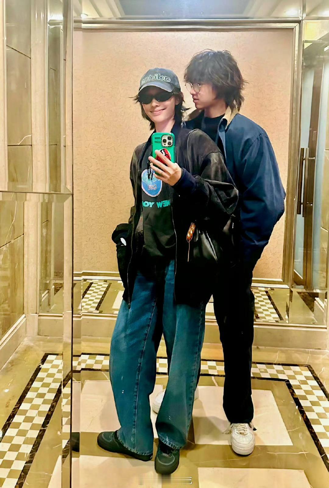 白百何带二胎儿子现身机场！白百何的新家庭幸福又温馨，真替她感到高兴，大儿子元宝如