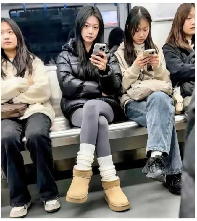 地铁上遇到的。
一上车她就盯着我。
走了几个站，她都是这样。
也不知道怎么回事。