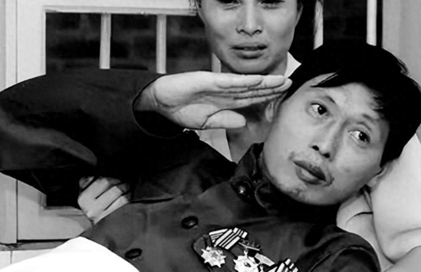 2004年的6月，在重庆一间破旧的出租屋里，41岁的于泽忠躺在木板床上，费力穿上