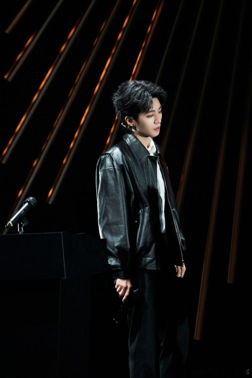 王俊凯切回歌手大号了 养成系的浪漫就是看着他不断解锁新身份！从话剧 120 分钟