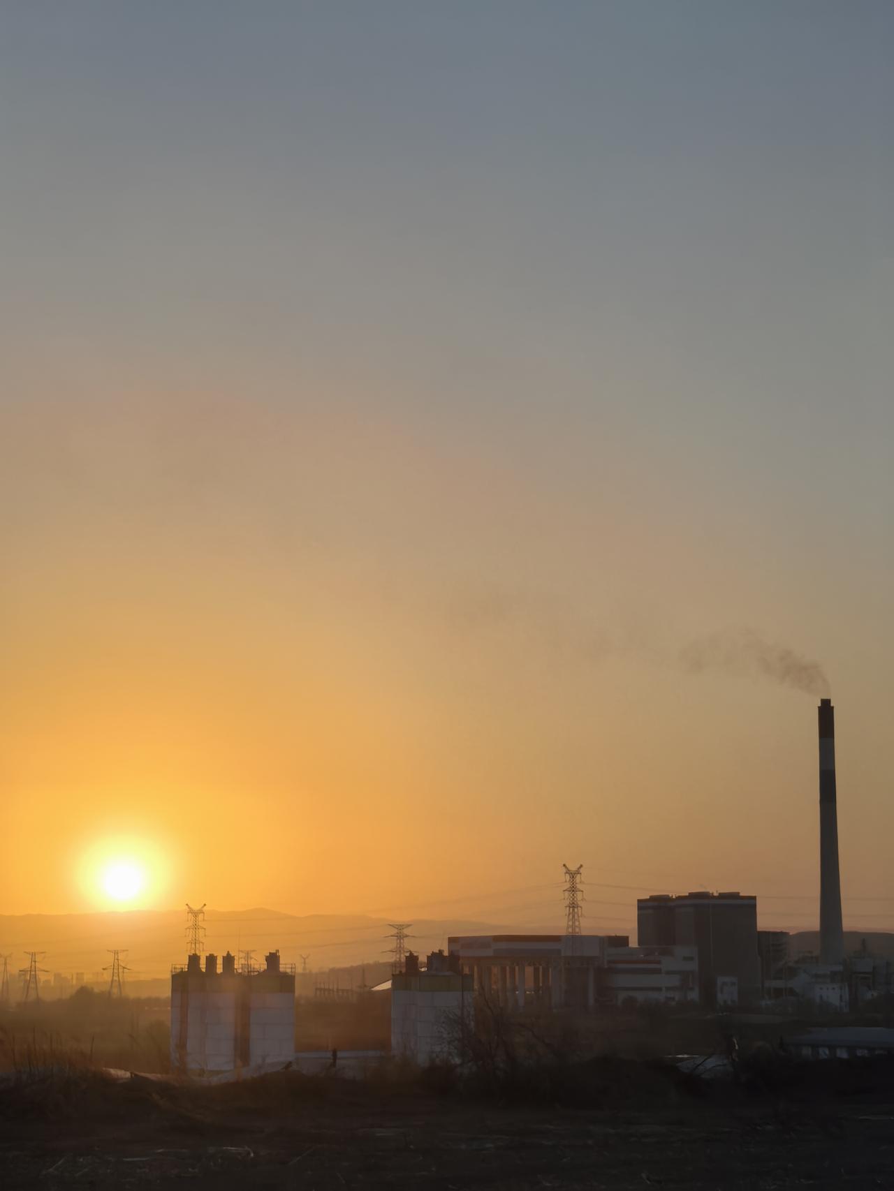 天空和楼宇相映衬,会有多美? 天空和楼宇相映衬的美，天空的湛蓝、云朵的洁白，搭配