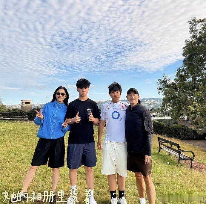 沙溢胡可送两儿子去英国读书9 月的机场，12 岁的小鱼儿身高已达 180cm，1