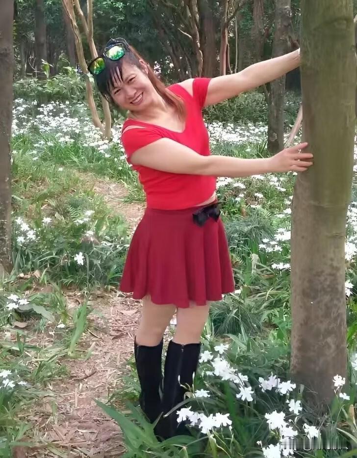 夫人六八年出生，已经五十八岁了。
恋爱时曾许诺她等把孩子们养大，带她看看祖国的山