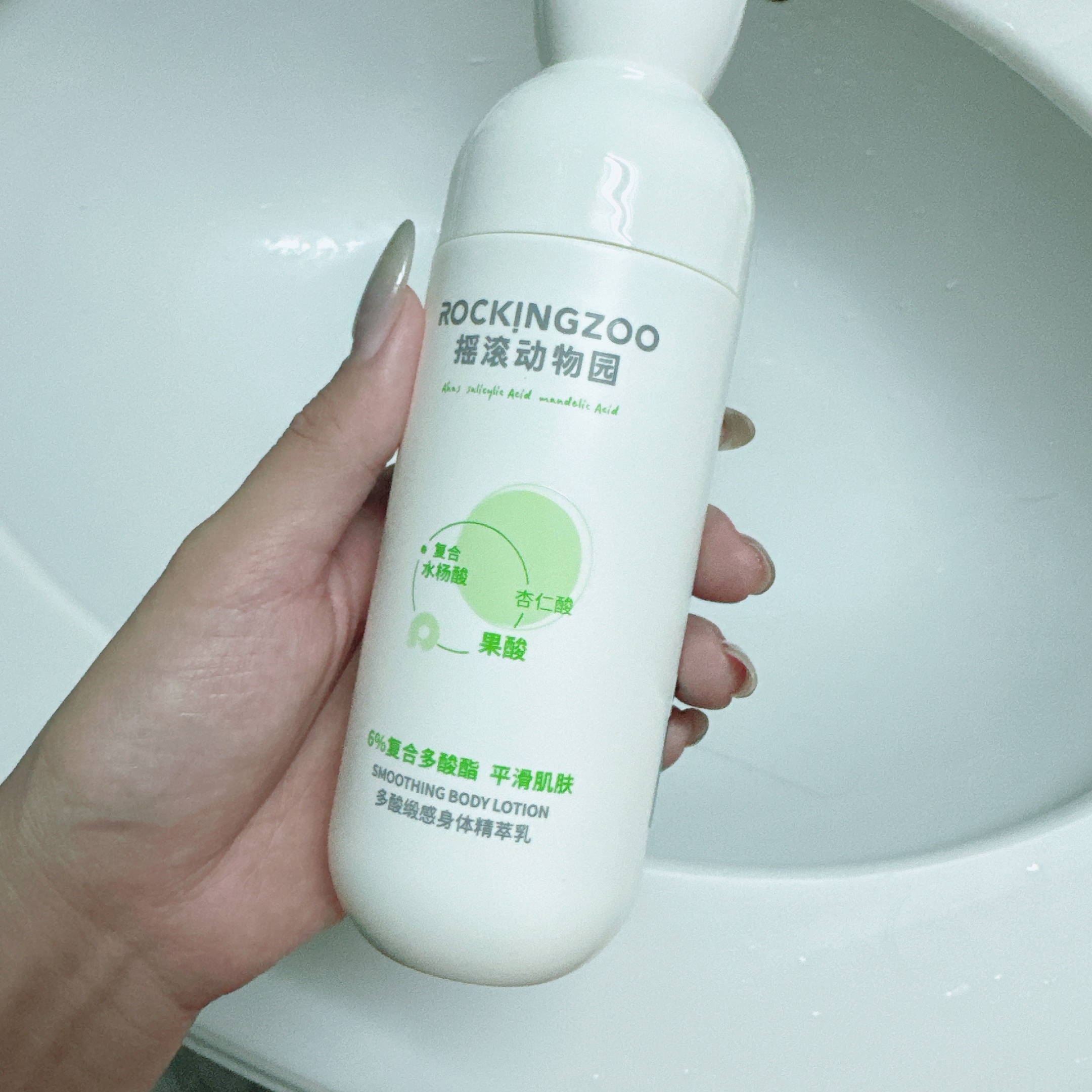 昨晚薛老师摸我的背说真的皮肤变滑了我暗暗发誓这个身体乳必须要用一辈子！！ 