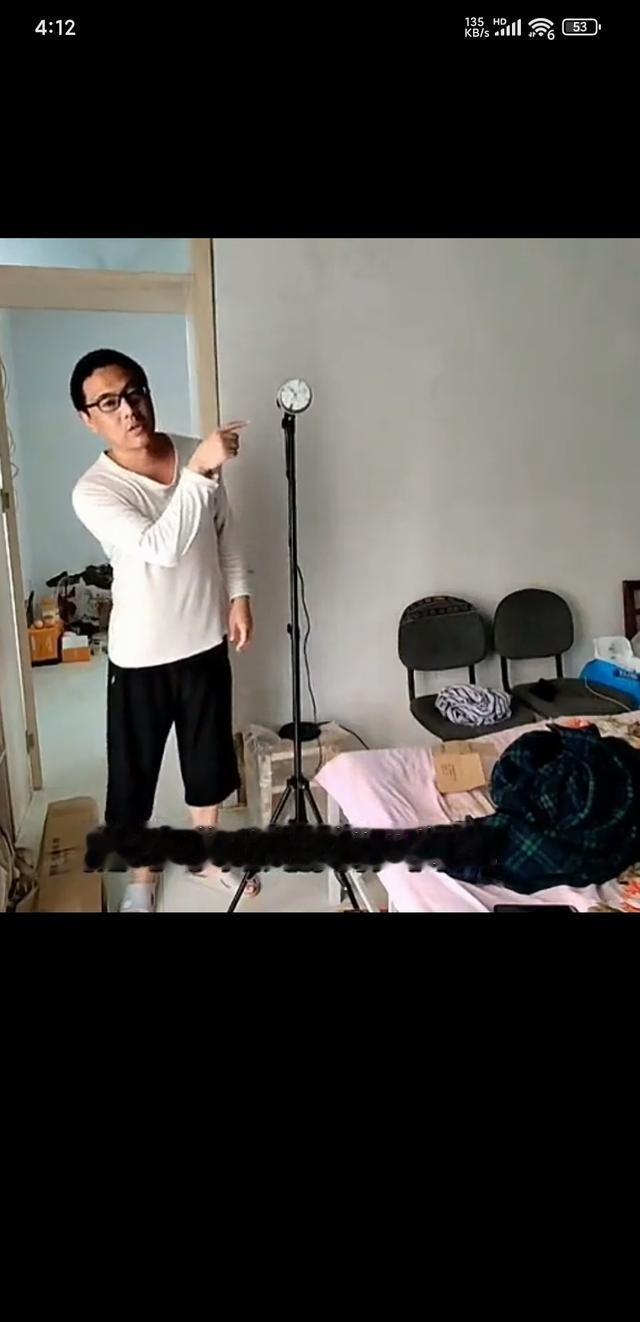 这博主就是打着孝顺的幌子，拿亲爹当工具人赚流量。他爸不到60岁，肠胃正常，就是被