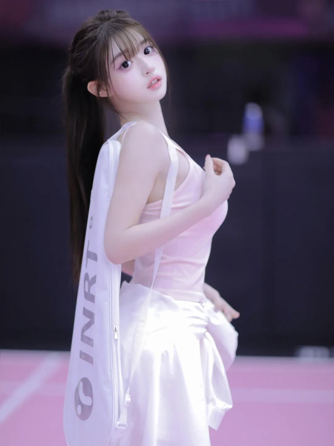 晒图笔记大赛球场甜美少女风，一身粉色运动装，可爱又漂亮，元气满满的一天。