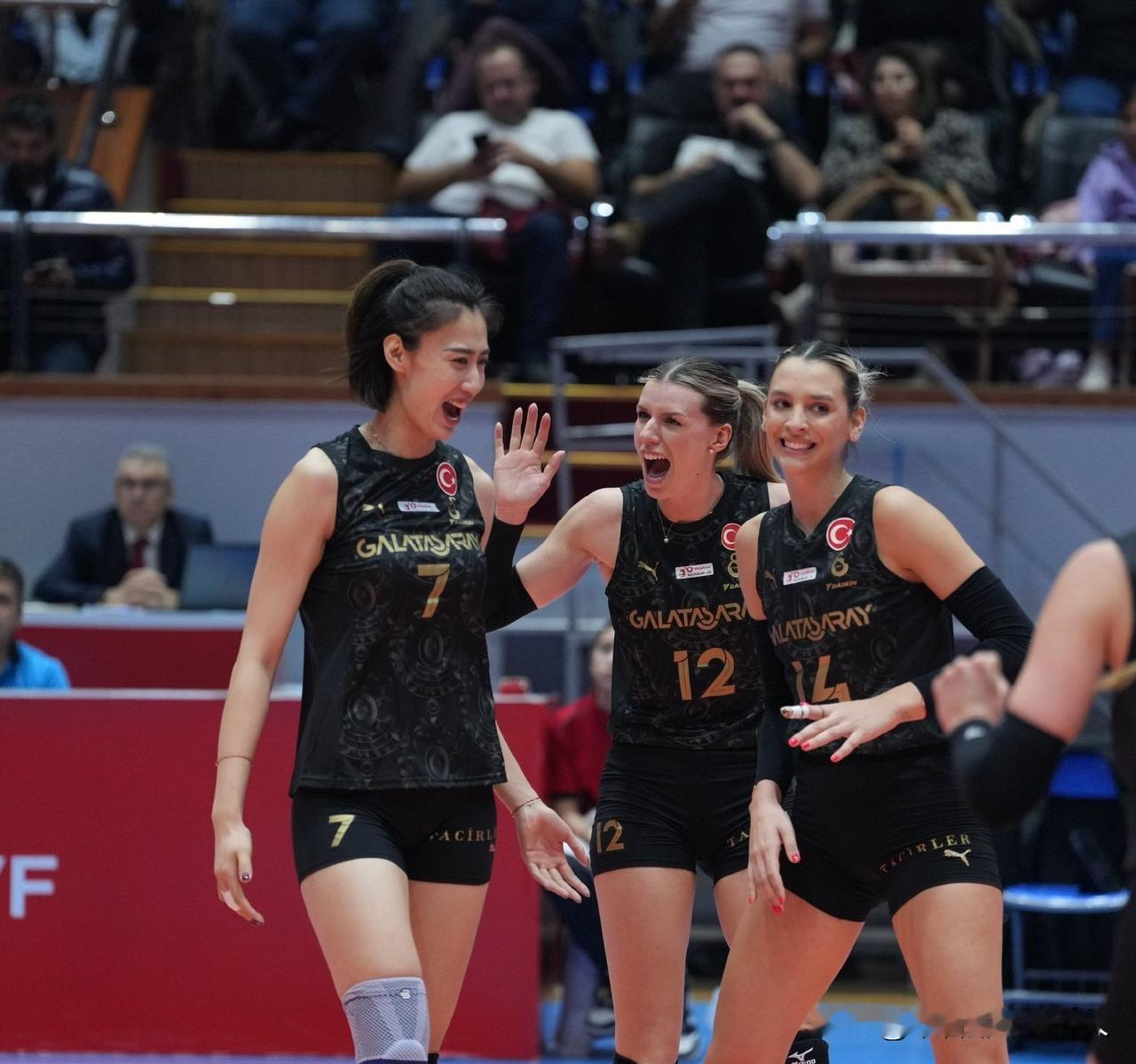 王媛媛留洋首秀12分，11月30日，加拉塔萨雷客场3-1战胜阿拉斯（23-25 