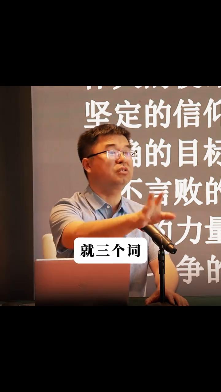 李白的境界没苏轼高。
李白的词都是牢骚，就是我不得志、不如意、不服气，就三个词。