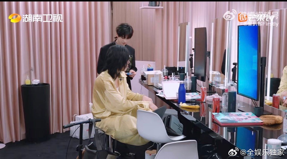 尚雯婕不敢养宠物 宿舍里和李佳琦聊起小动物，她坦诚怕频繁出差让宠物孤单，却用带流