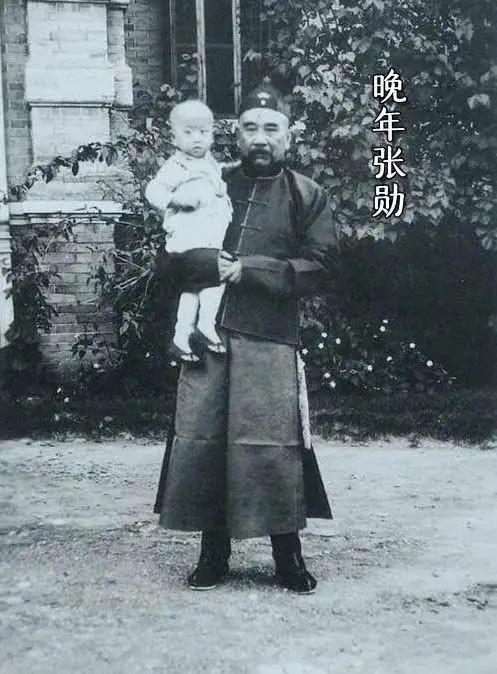 你以为张勋只是那个带着辫子军闹复辟的“辫帅”？很少有人知道，他其实是清廷正儿八经