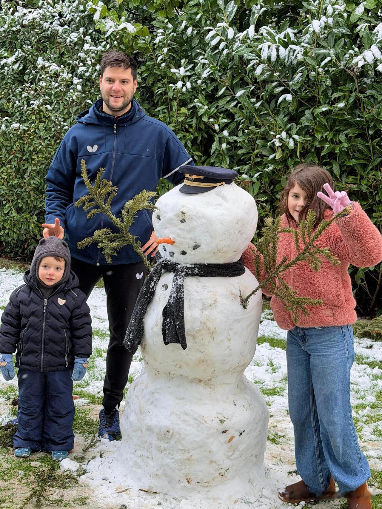 1月日3日，德国运动员奥恰洛夫更新动态，并配文“堆雪人啦，2026年的第一场雪，