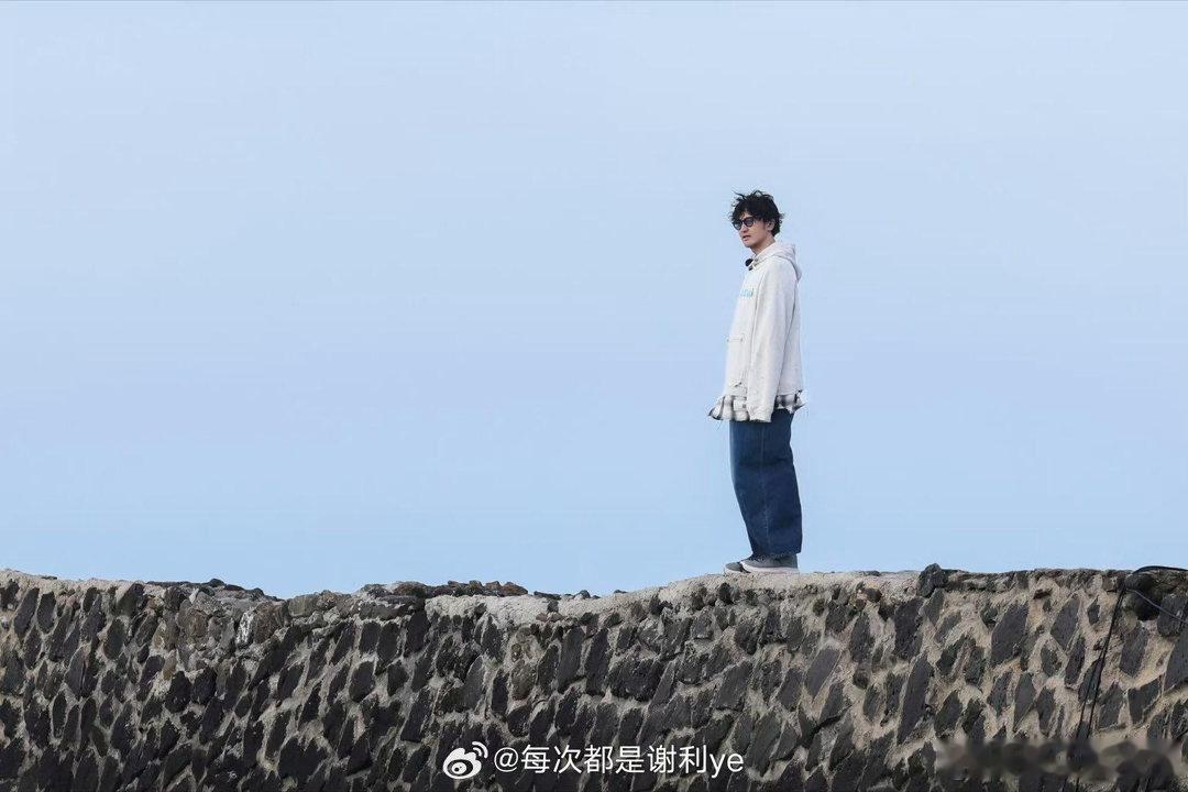 王传君鞠躬式饭撒获赞优秀的演员不止拥有扎实演技，王传君日常待人的修养，透过鞠躬饭