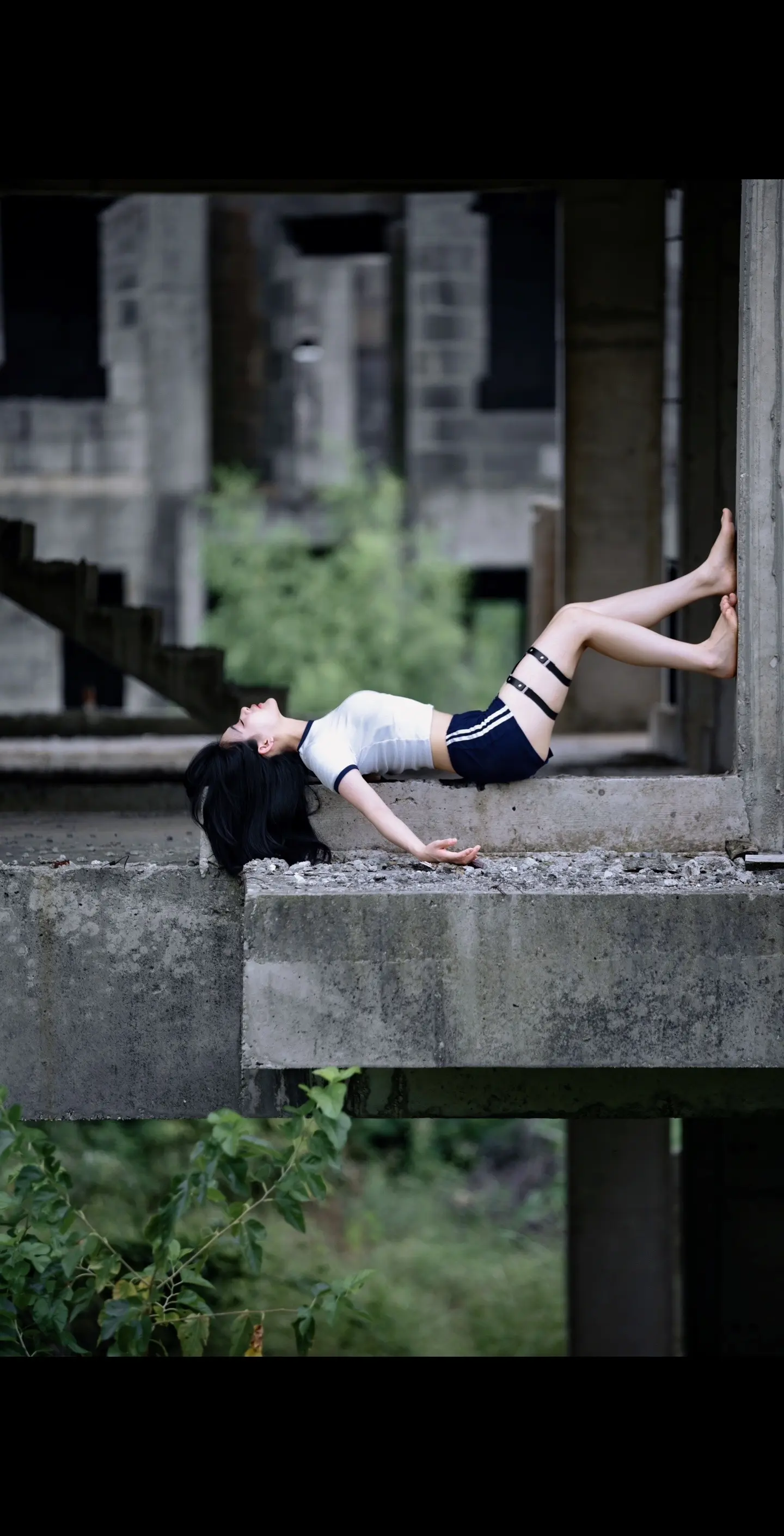 少女的情绪｜让人执迷不悟。《废墟情绪写真》 摄影师：丁子墨 模特：  ...