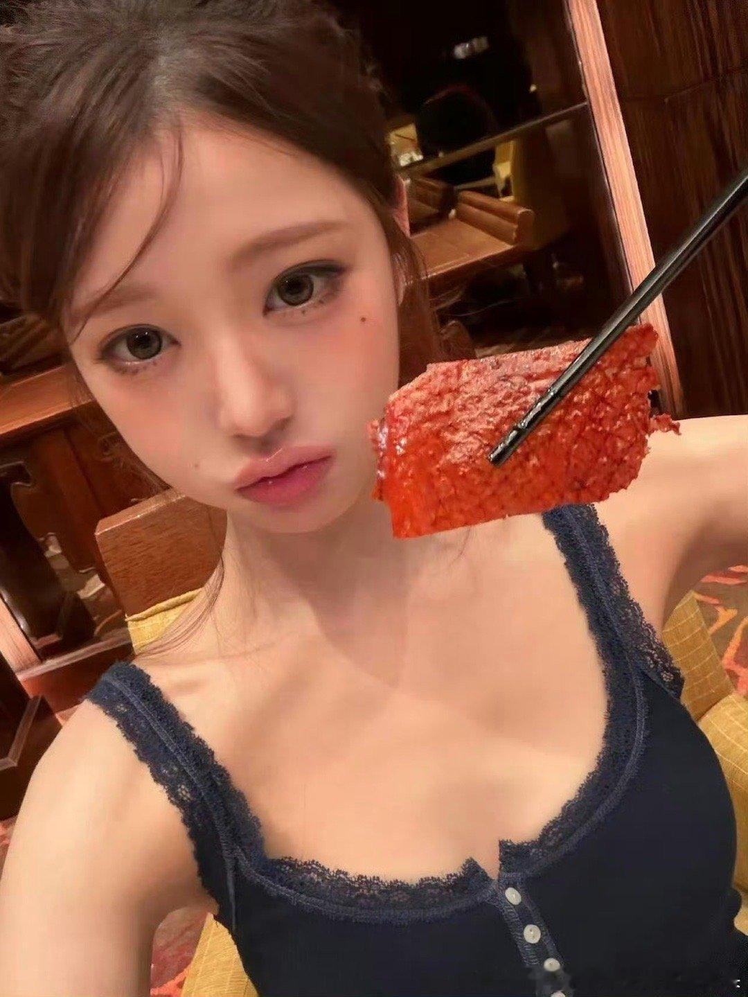 张元英晒烤鸭吃播这个烤鸭皮也特别好吃呀