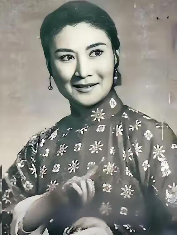 言慧珠1966年自尽后，继父和保姆虐待10岁的言清卿，冬天连厚棉鞋都没有，吃的只