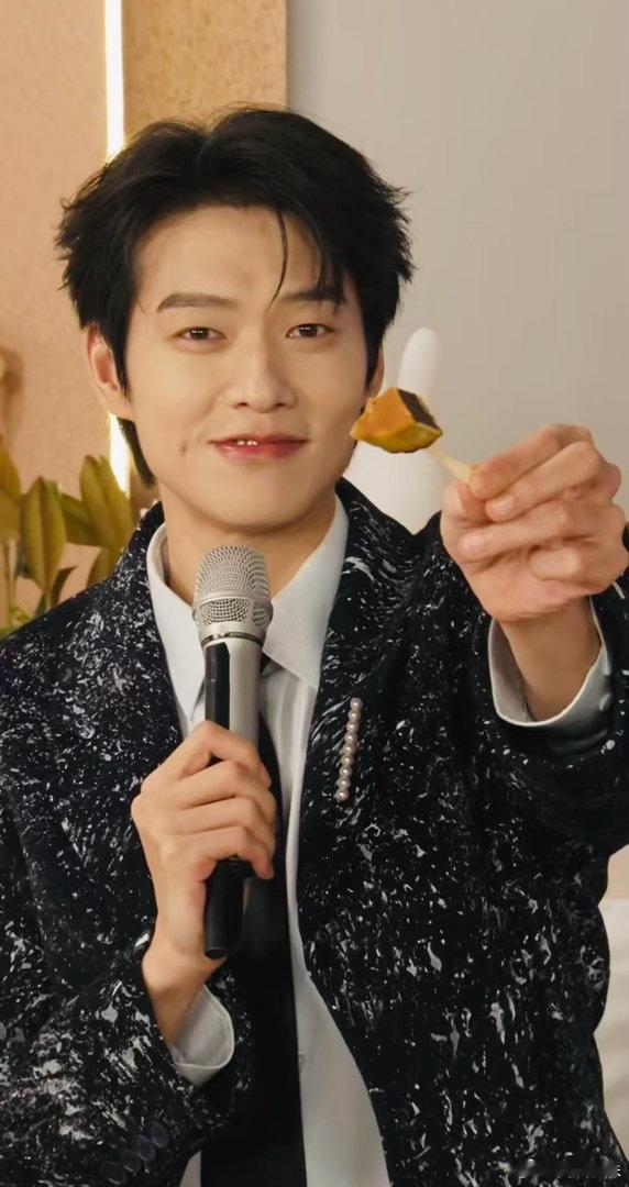 魏大勋粉丝今天是真过节了魏大勋[超话]一场中秋晚会，解锁了魏大勋截然不同的一面，