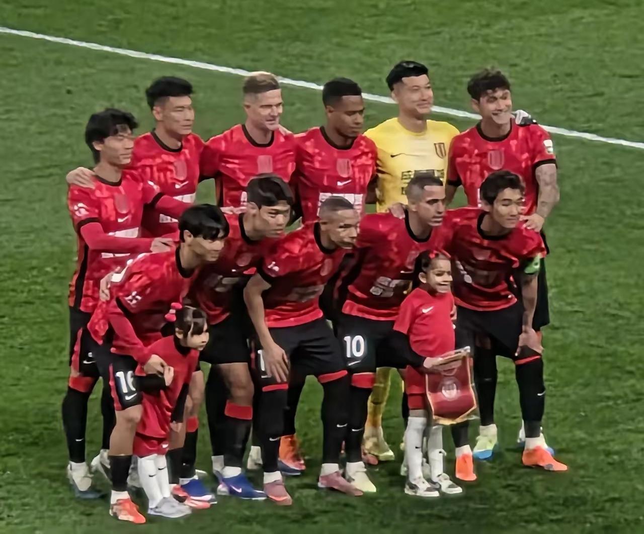 成都蓉城不是为了自己引进的拜合拉木！蓉城中锋有费利佩、王子铭和唐创后还引进拜合拉