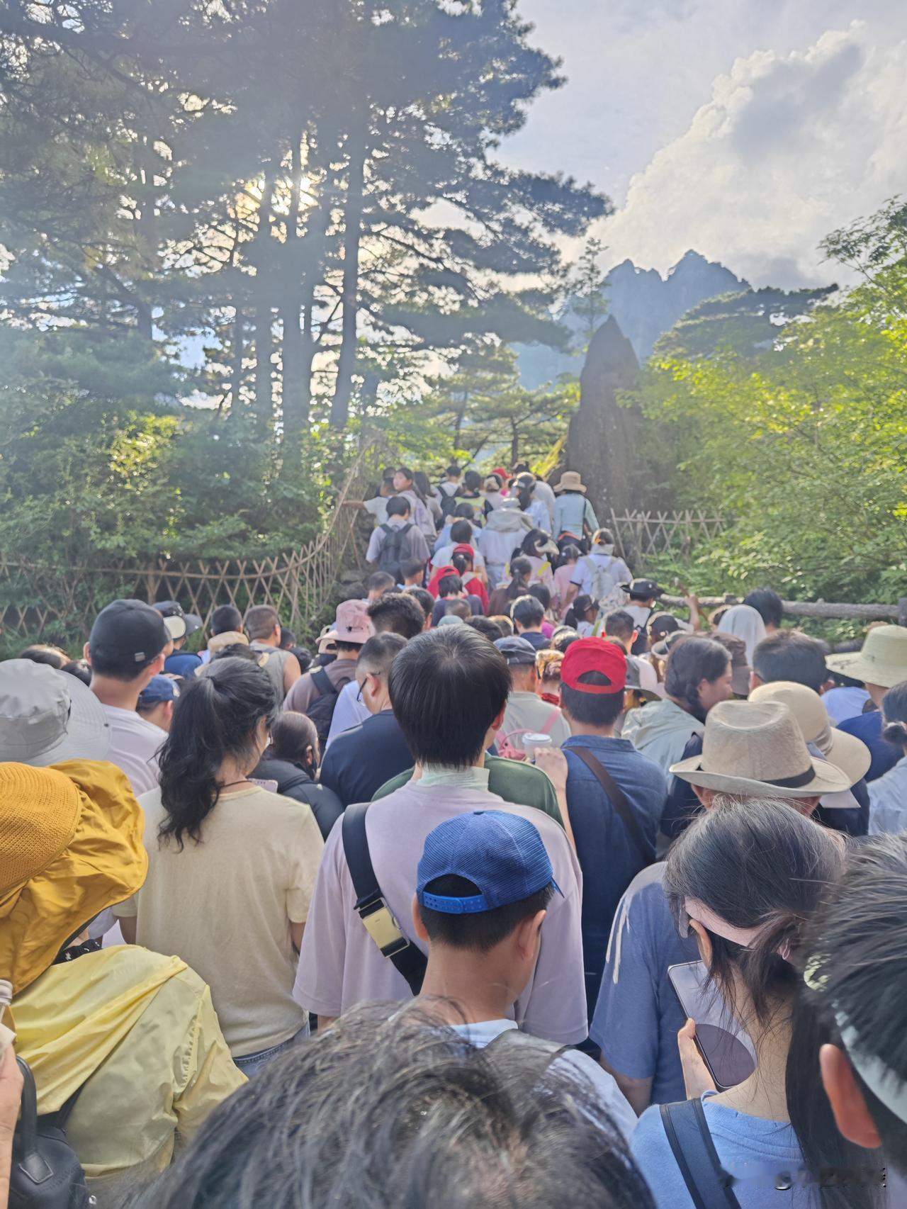 看见国庆假期各大景区人山人海，很庆幸我哪也没去，在手机上看祖国的大好河山，用心体