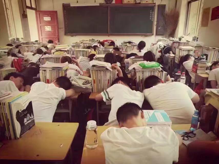 学生午休居然进化成这样了我们当初是这样的[裂开][裂开][裂开] ​​​