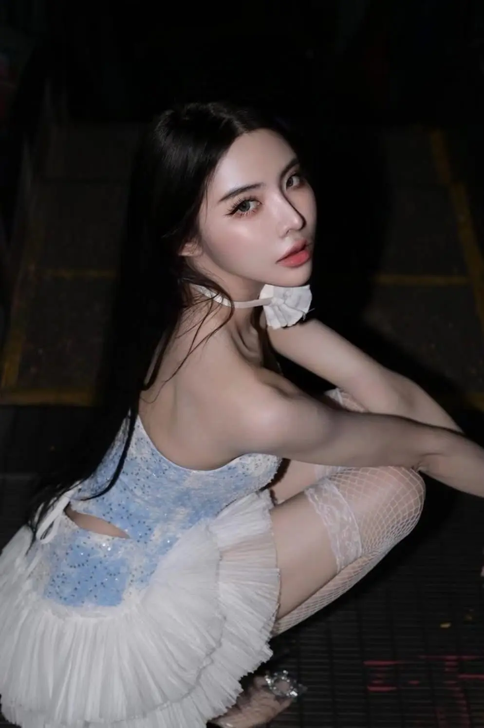 夜色悄然落下帷幕，霓虹点亮了她眼里的星光。 城市的喧嚣在她身后渐渐模糊...