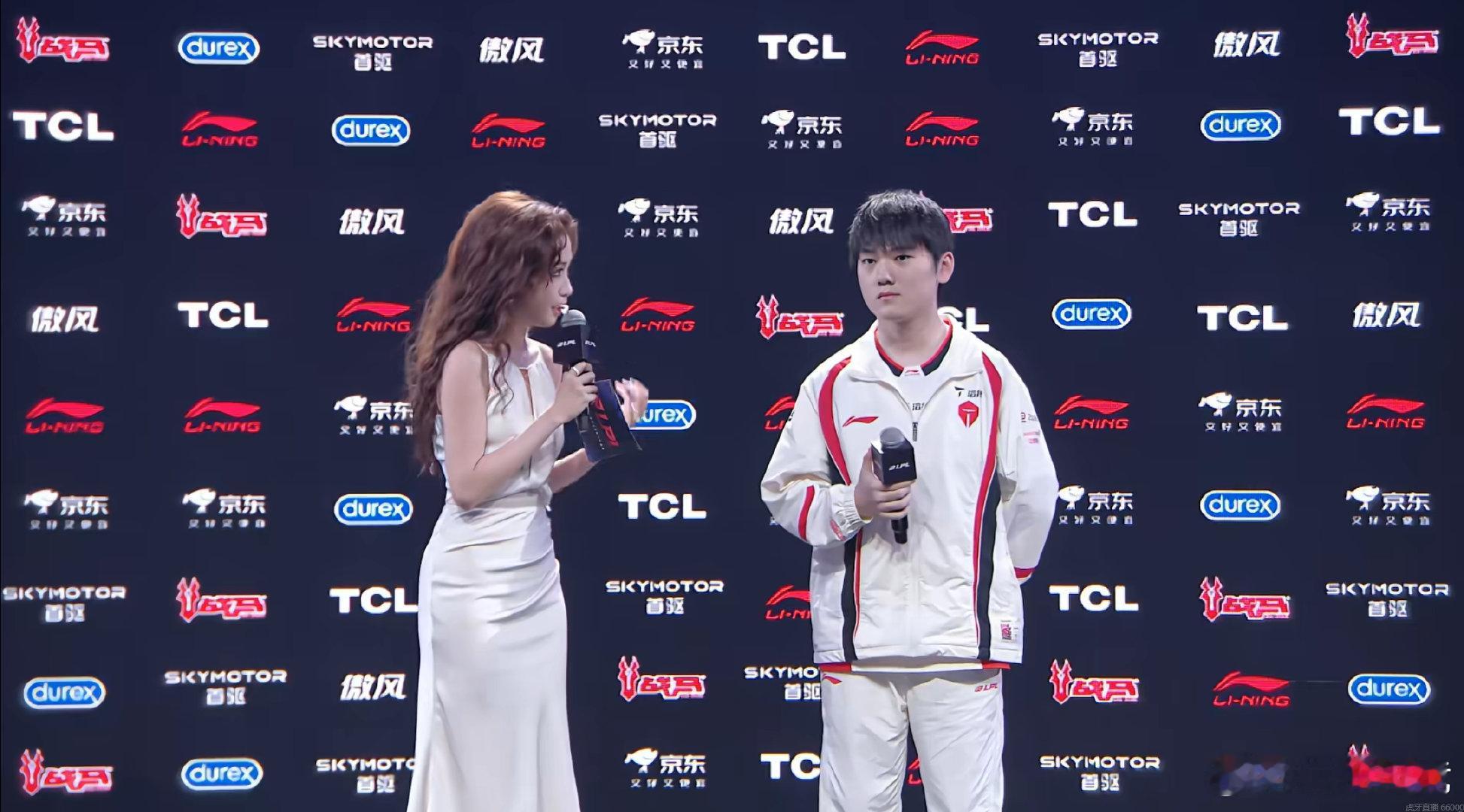 JackeyLove：（妈妈）辛苦了，也很感谢她。爱你老妈！明天见！TES打WE