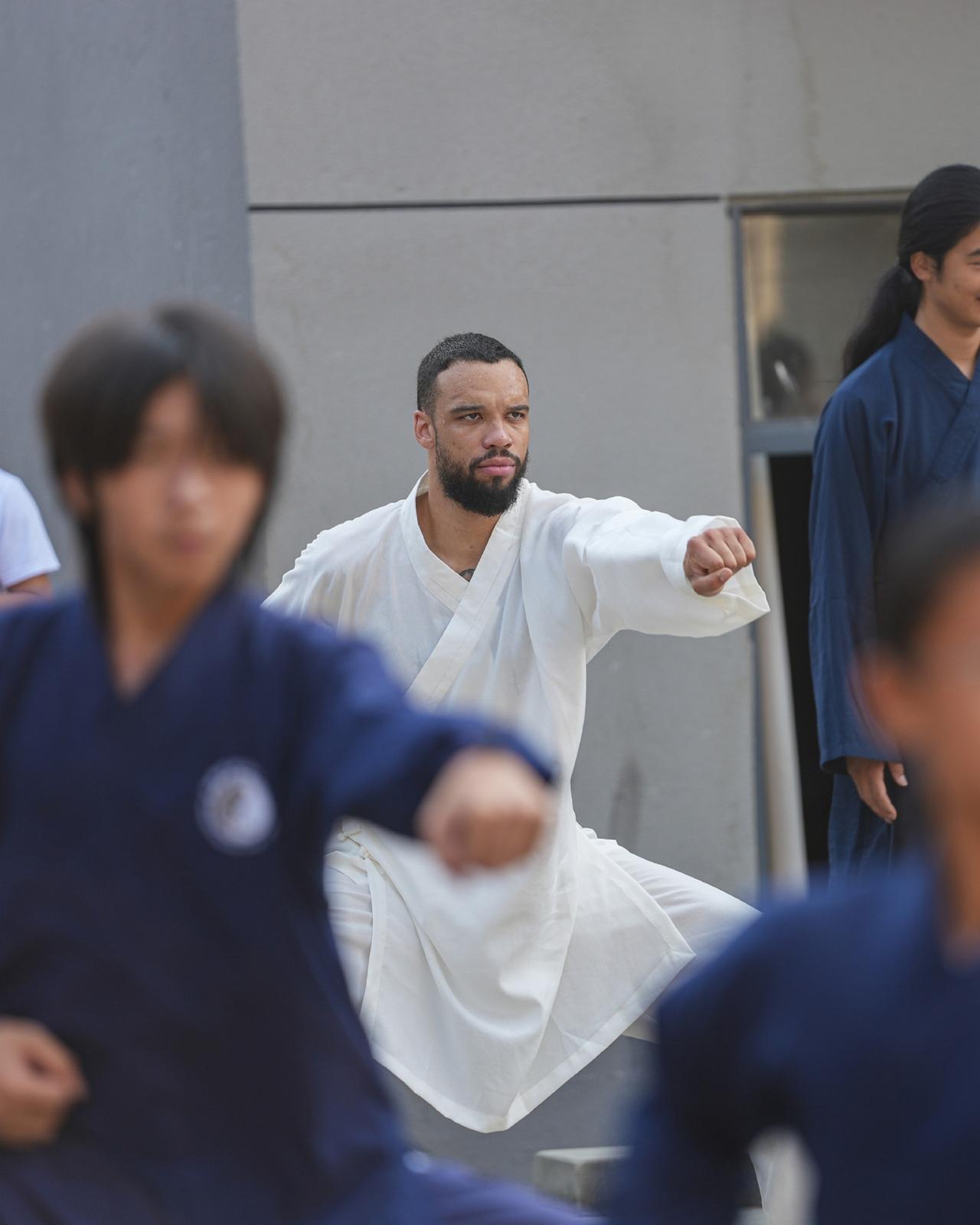 今夏不少NBA球星开启中国行，狄龙也是其中之一。狄龙先是在香港的野球场上演暴扣，