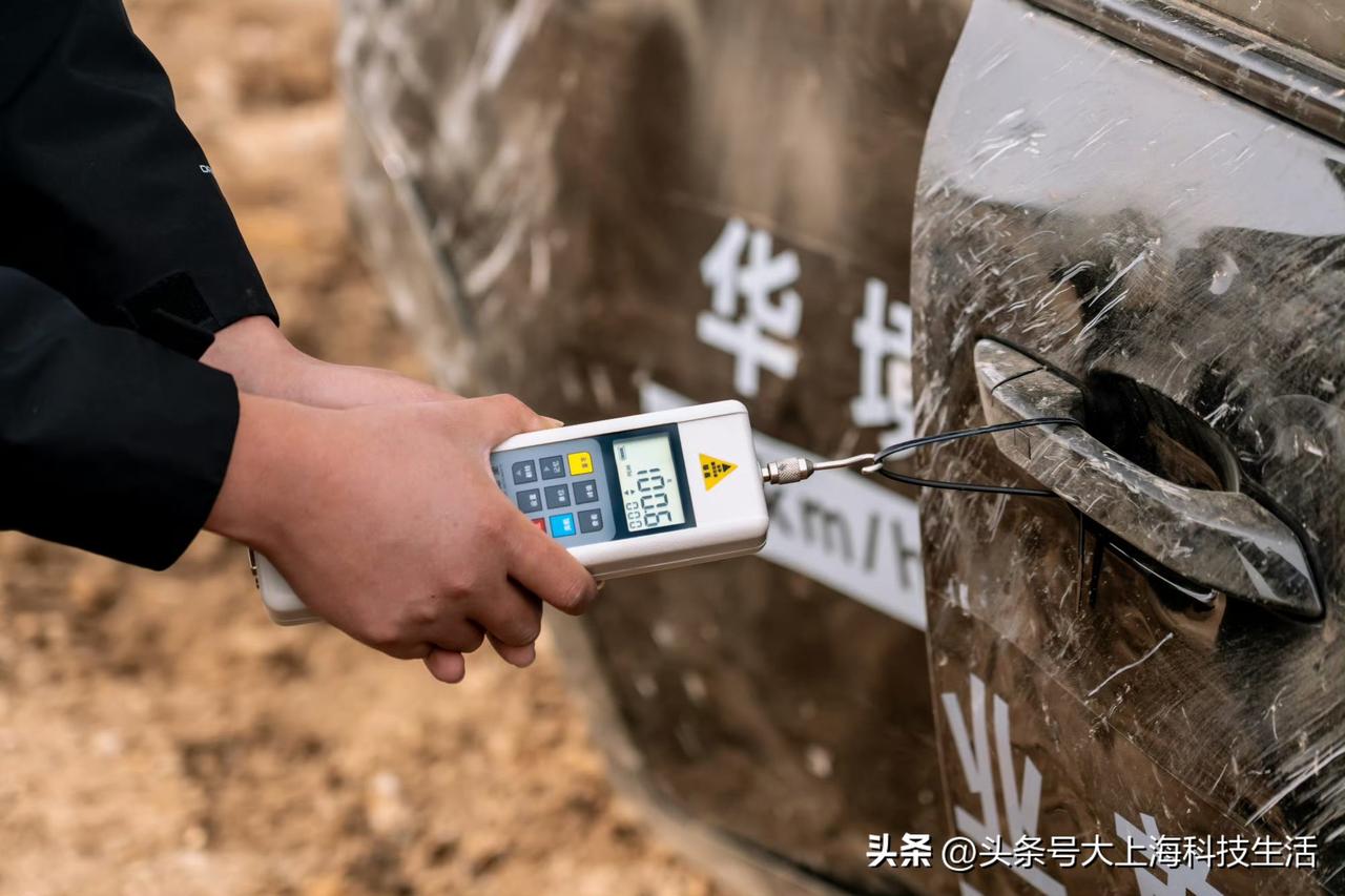 看完华境S这次极限挑战，我确实有点改观。以前很多车讲安全，大家第一反应都是“拿了