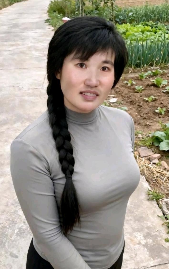 红尘相遇既有缘，
才貌出众气不凡，
猜我男儿还是女
～～～？

上联：你我红尘遇