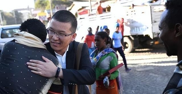 每年有几万中国人去非洲，为何去了就不想回来？非洲姑娘说出原因。据说，每年都有好几
