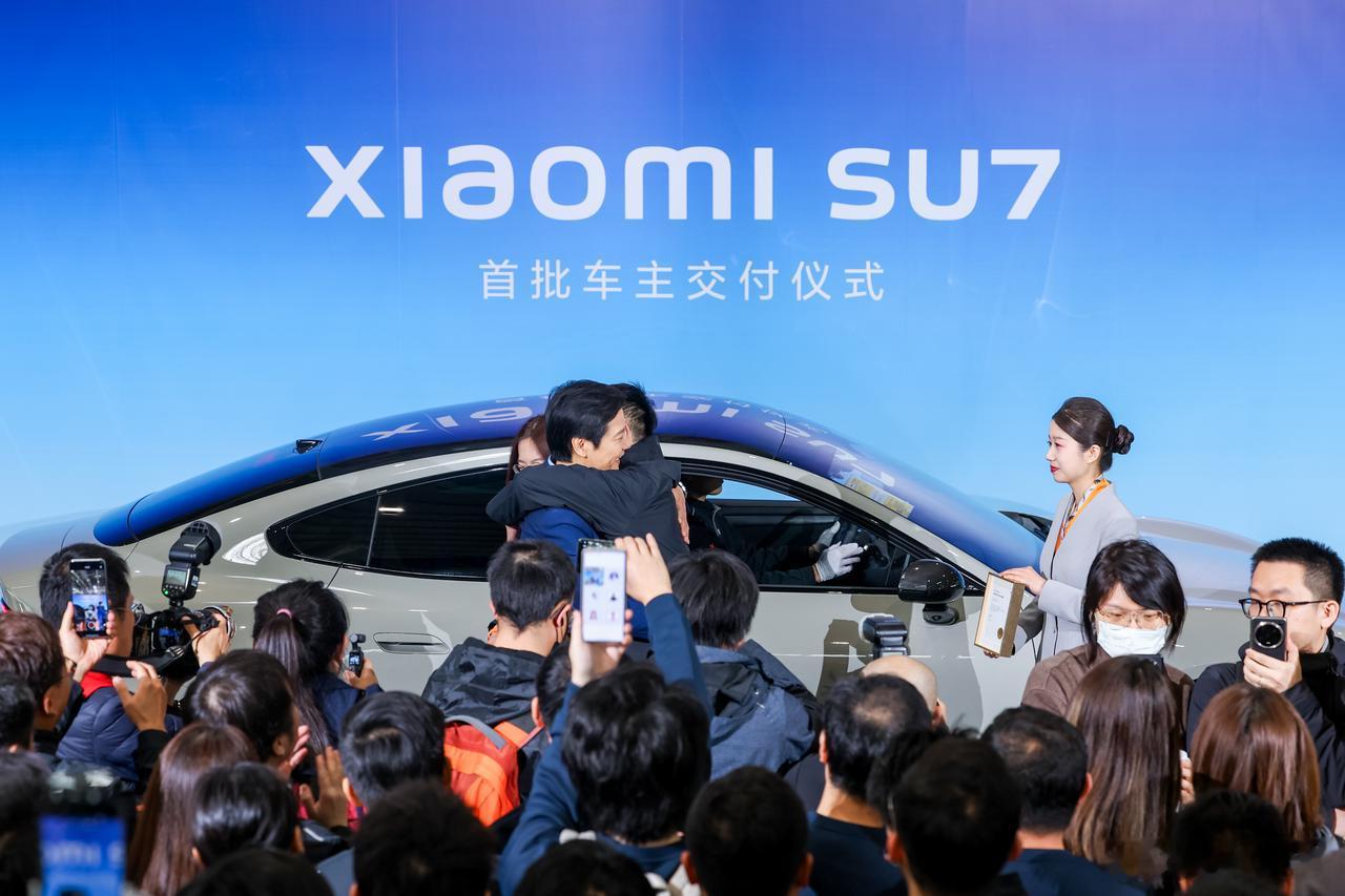 #首批车主已经提到小米SU7# 今天小米SU7正式开始交付，看到不少车主已经陆续