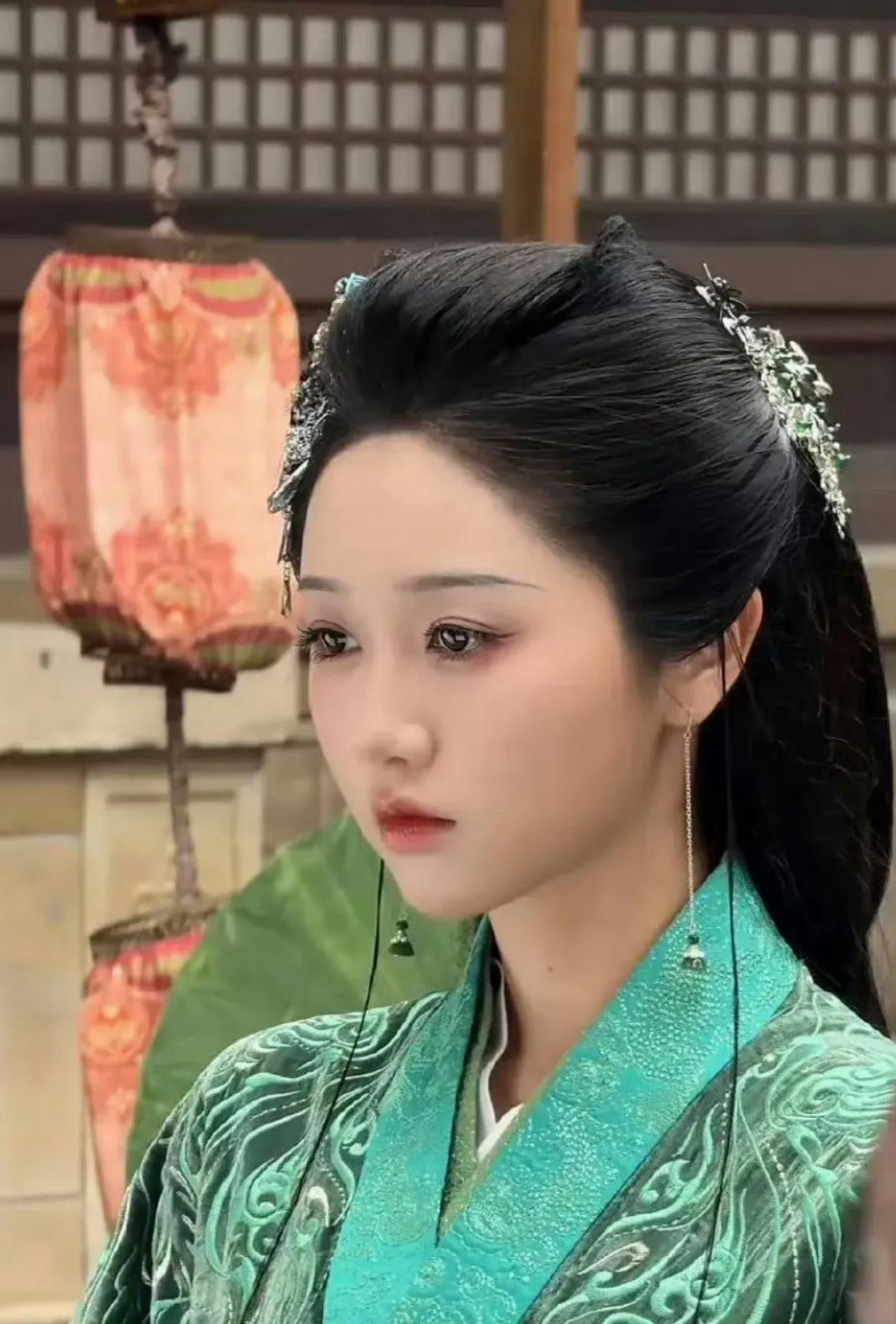 短剧现在都这么卷的吗，这个妆造和鞠婧祎挺相似的，是一个造型师吗 ​ ​​​