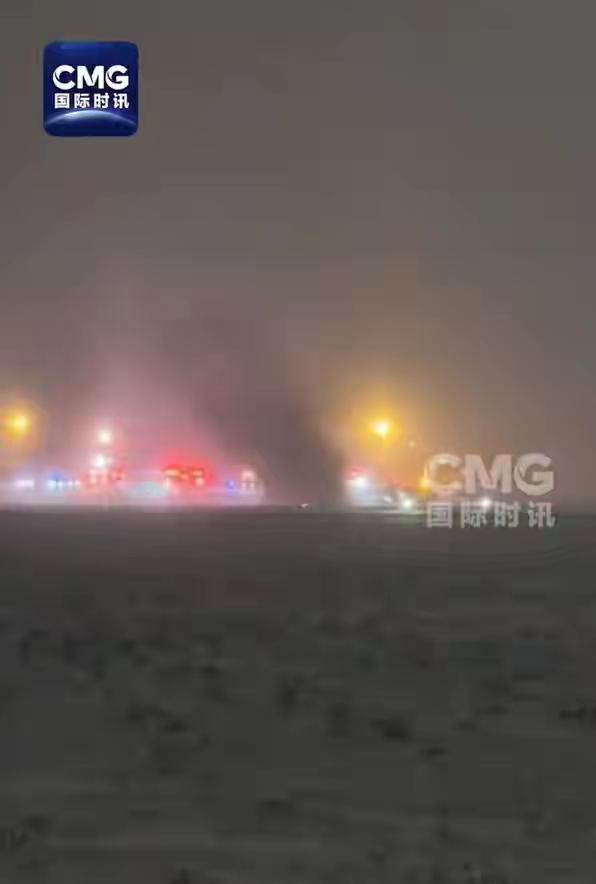 突发，一架载有8人的私人飞机在美国缅因州机场坠毁，现场那巨大烟柱看着就恐怖。想象