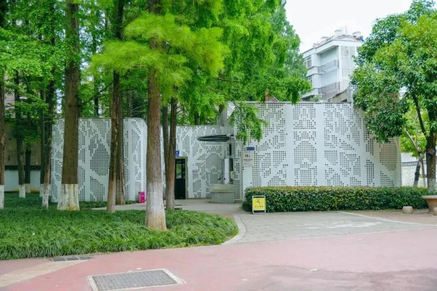 武昌紫阳公园的公厕成新晋打卡地啦！白色外墙做了大树镂空造型，阳光照进来光影超美，