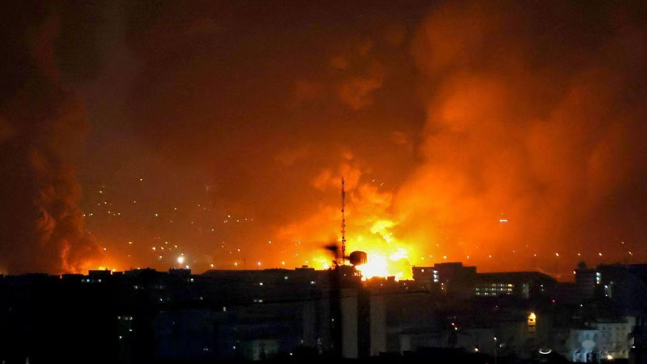 【夜间，伊朗港口和岛屿发生爆炸】
德黑兰时间2026年5月7日晚上，伊朗法尔斯通