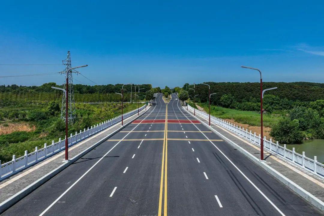 ＃分享一句励志的文案给正在努力的人＃
     人生没有白走的路，每一步都算数。