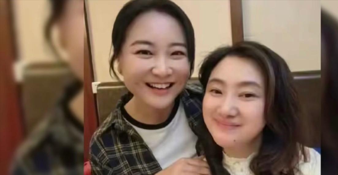 贾玲现身冯巩生日宴，状态惊艳众人，这才是最珍贵的模样！
贾玲低调现身恩师冯巩的生