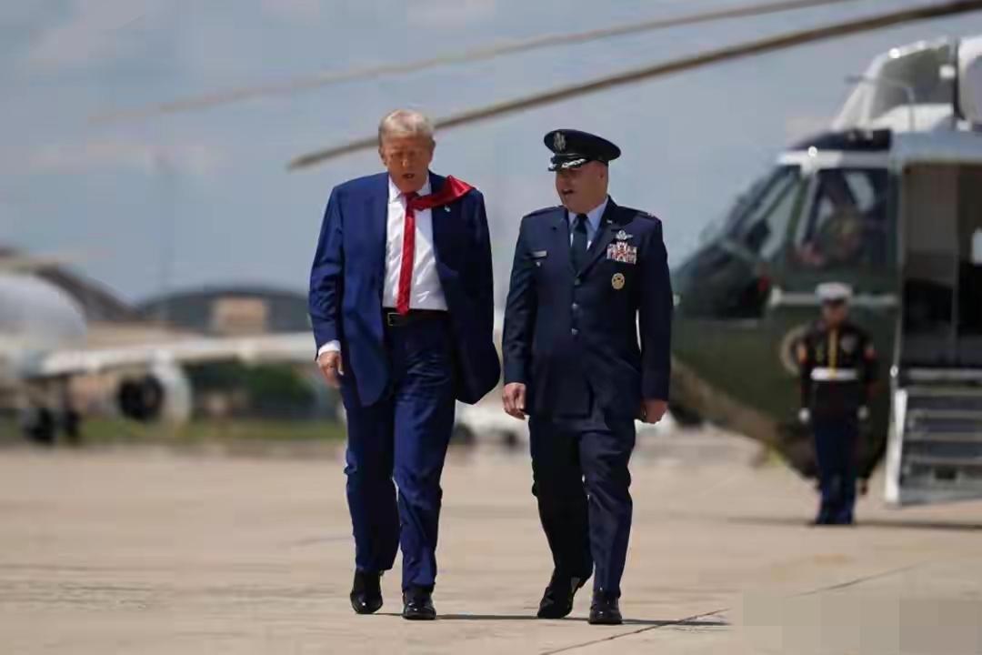 特朗普举在半空中的手，是挥出去还是收回来
 
两艘航母战斗群、300多架战机，再