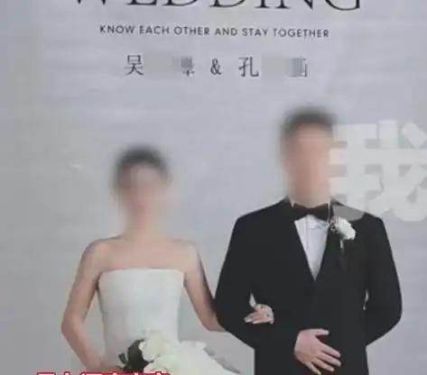 同一个男人，楼上百日宴，楼下婚宴。

这件事发生在贵州六盘水，一个男人，同一天，
