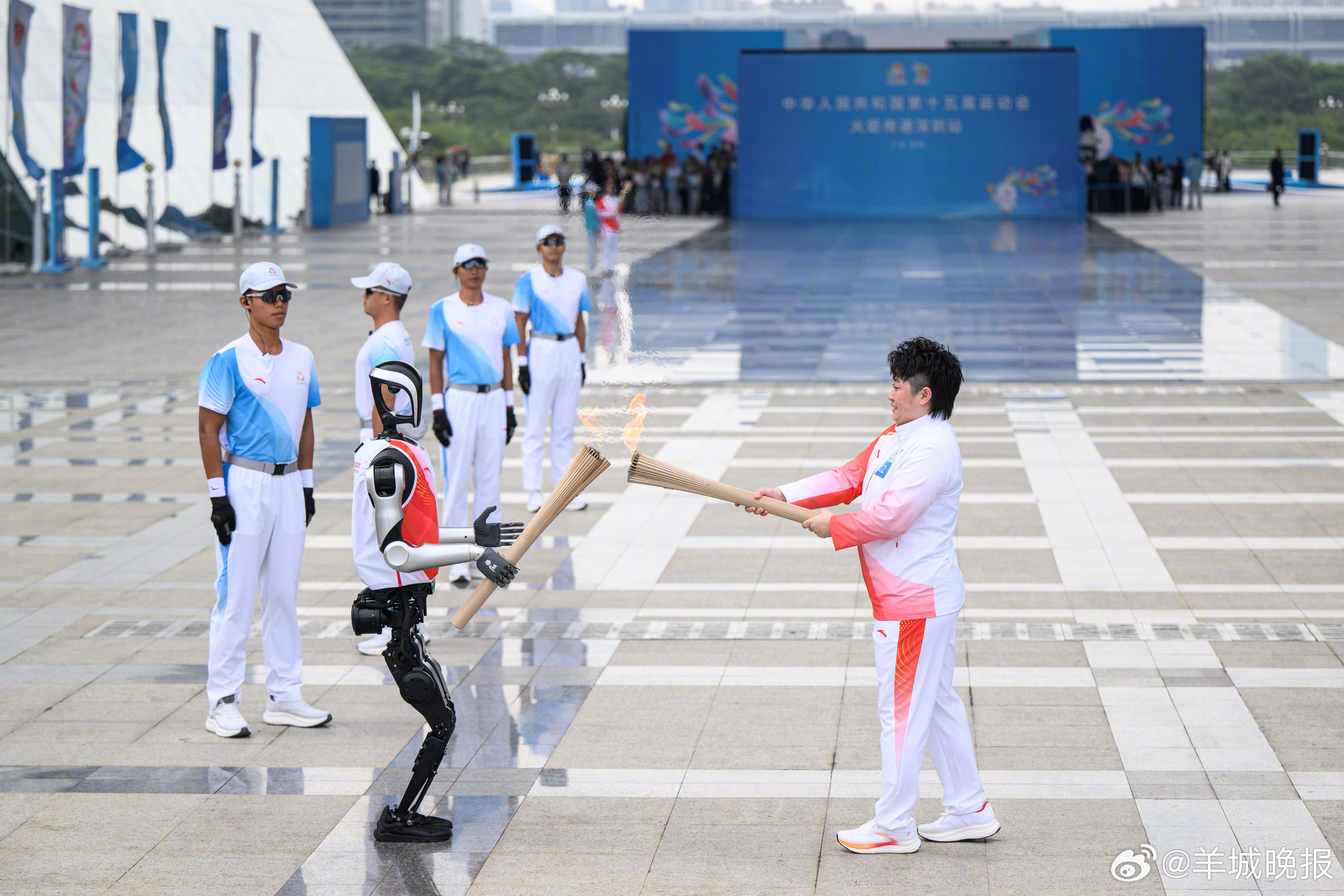 全球首款！机器人”夸父”圆满完成十五运会火炬传递任务。11月2日，十五运会深圳火
