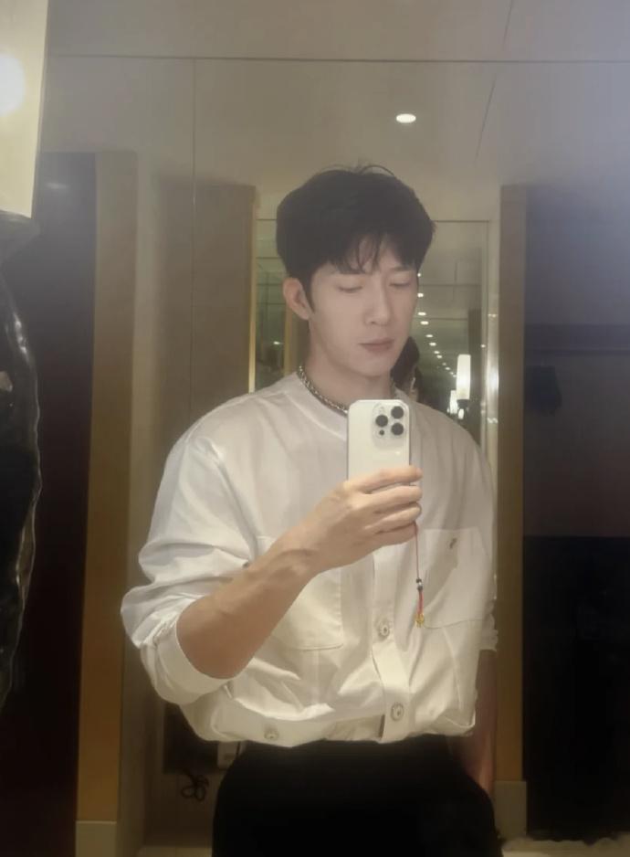 井柏然刘雯情侣手机链想起早年看刘雯综艺，就觉得这么好的姑娘该配同样好的人，刚好井