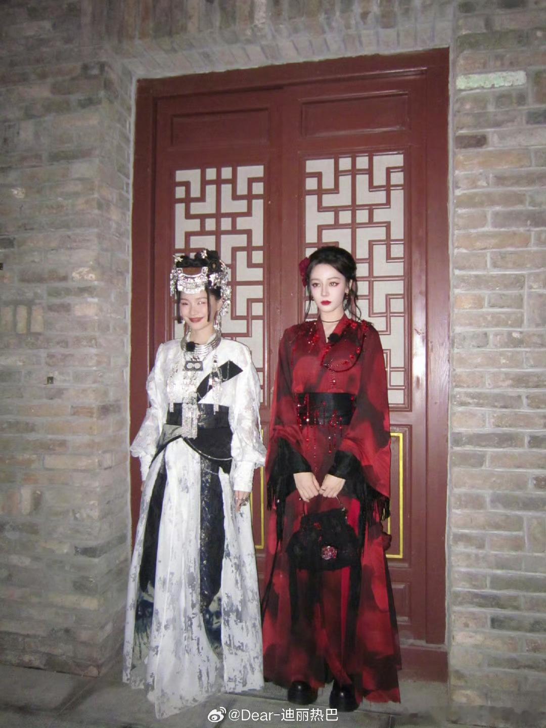 迪丽热巴晒与金靖合照直视迪丽热巴的眼睛 ​挺好的 ​​​